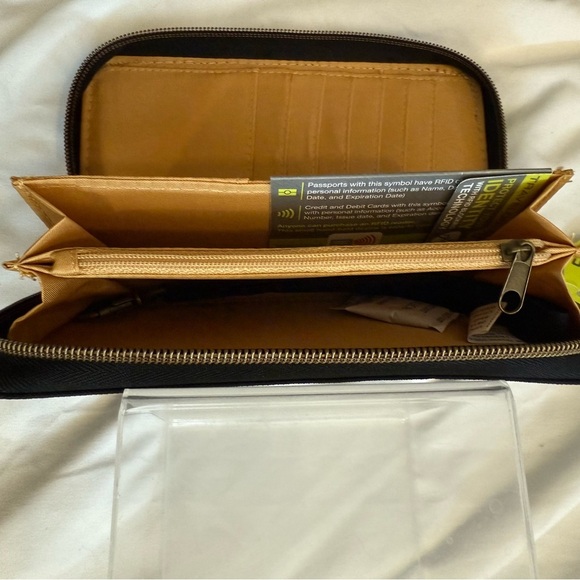 NWT Travelon RFID Blocking Wristlet Wallet - Picture 5 of 6